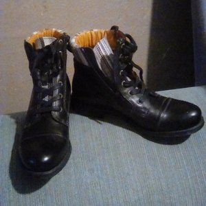 Täōs Black Leather Women's Captain Boots